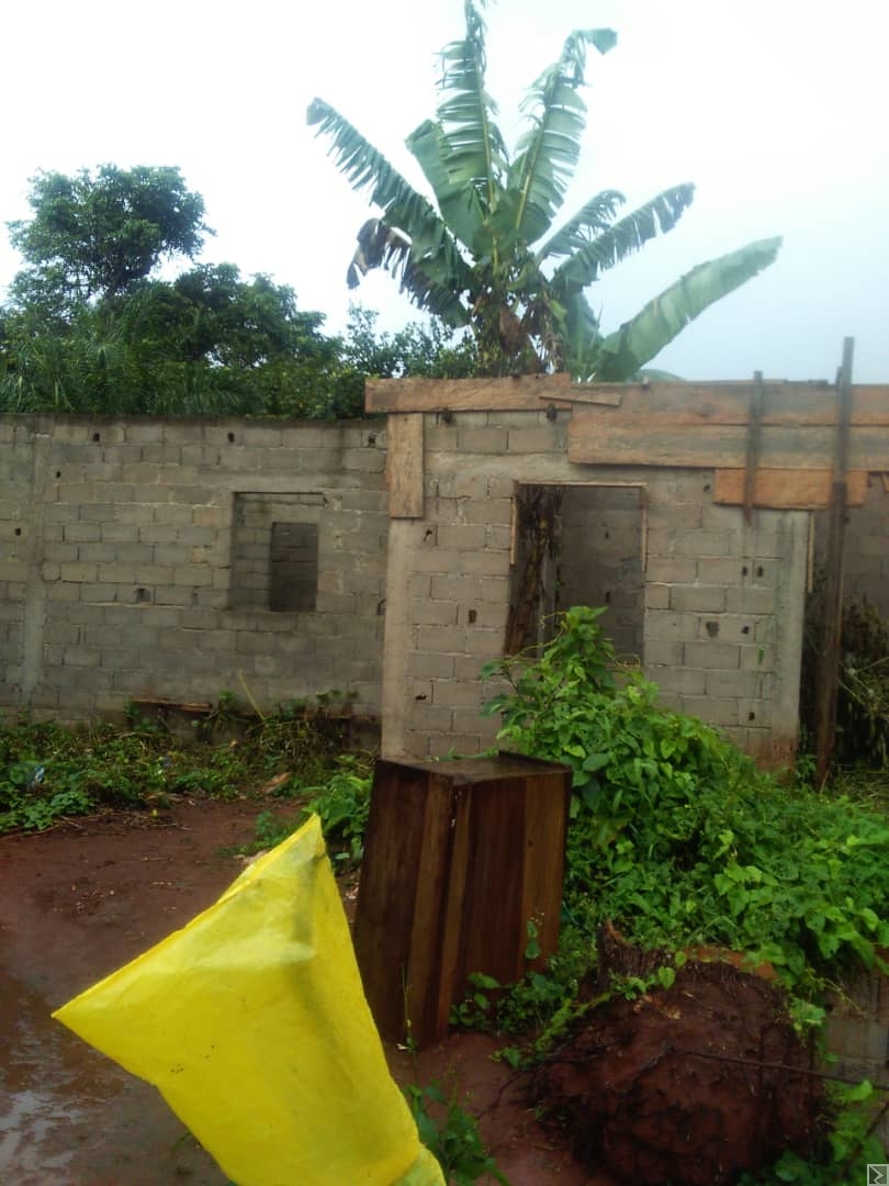 Main image of Terrain titré d'une superficie de 400m2, avec une maison inachevée à  vendre AWAE