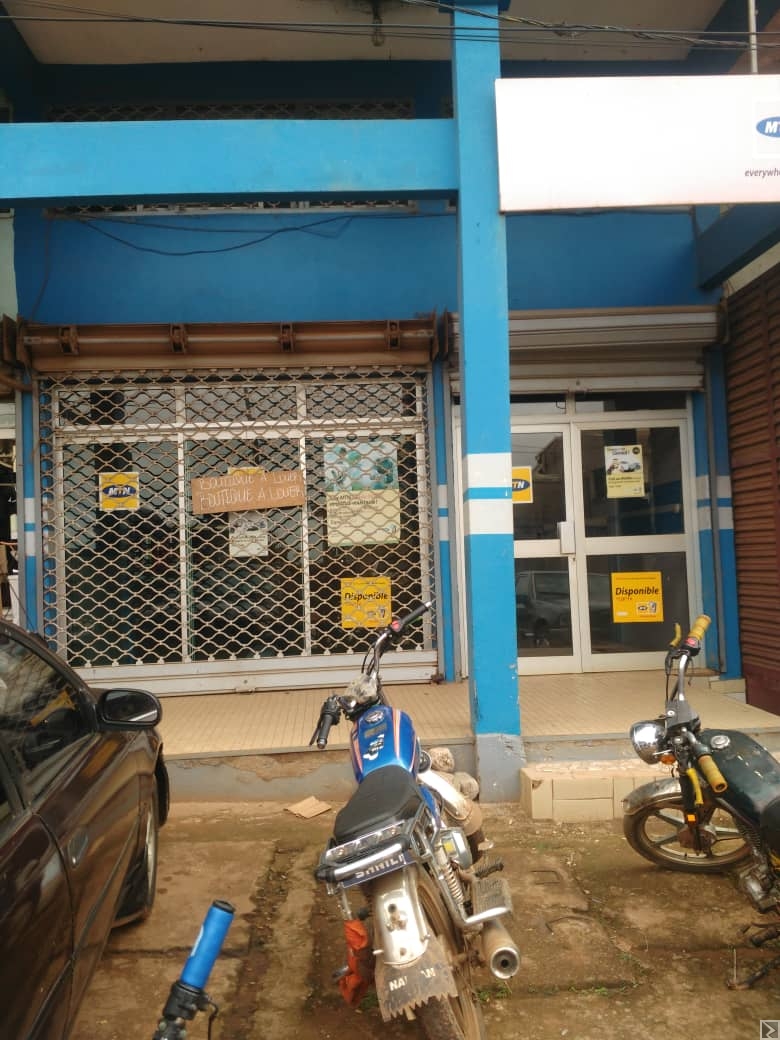 Image principale de Grande Boutique avec mezzanine à  louer à  BIYEM ASSI