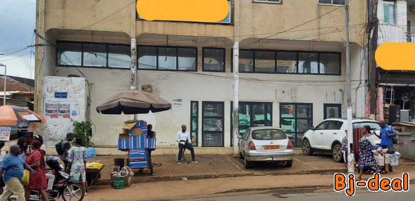 Image principale de Établissement Bancaire de 256m2 à louer en Route