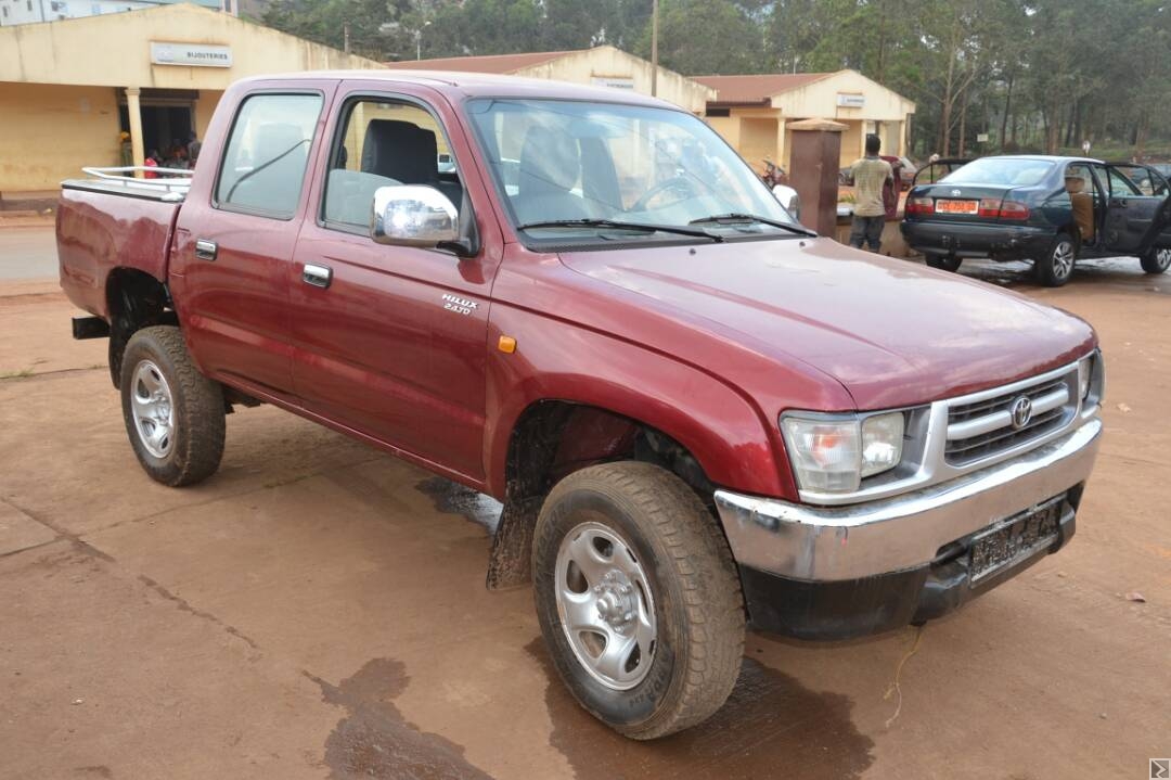 Main image of JOLIE TOYOTA HILUX 4x4 double cabine a vendre.