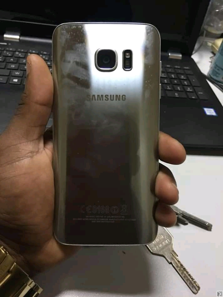 Image principale de S7 edge rom 32g ram 4go empreinte oker. 2mois dutilisation enkor tres propre sans fissure