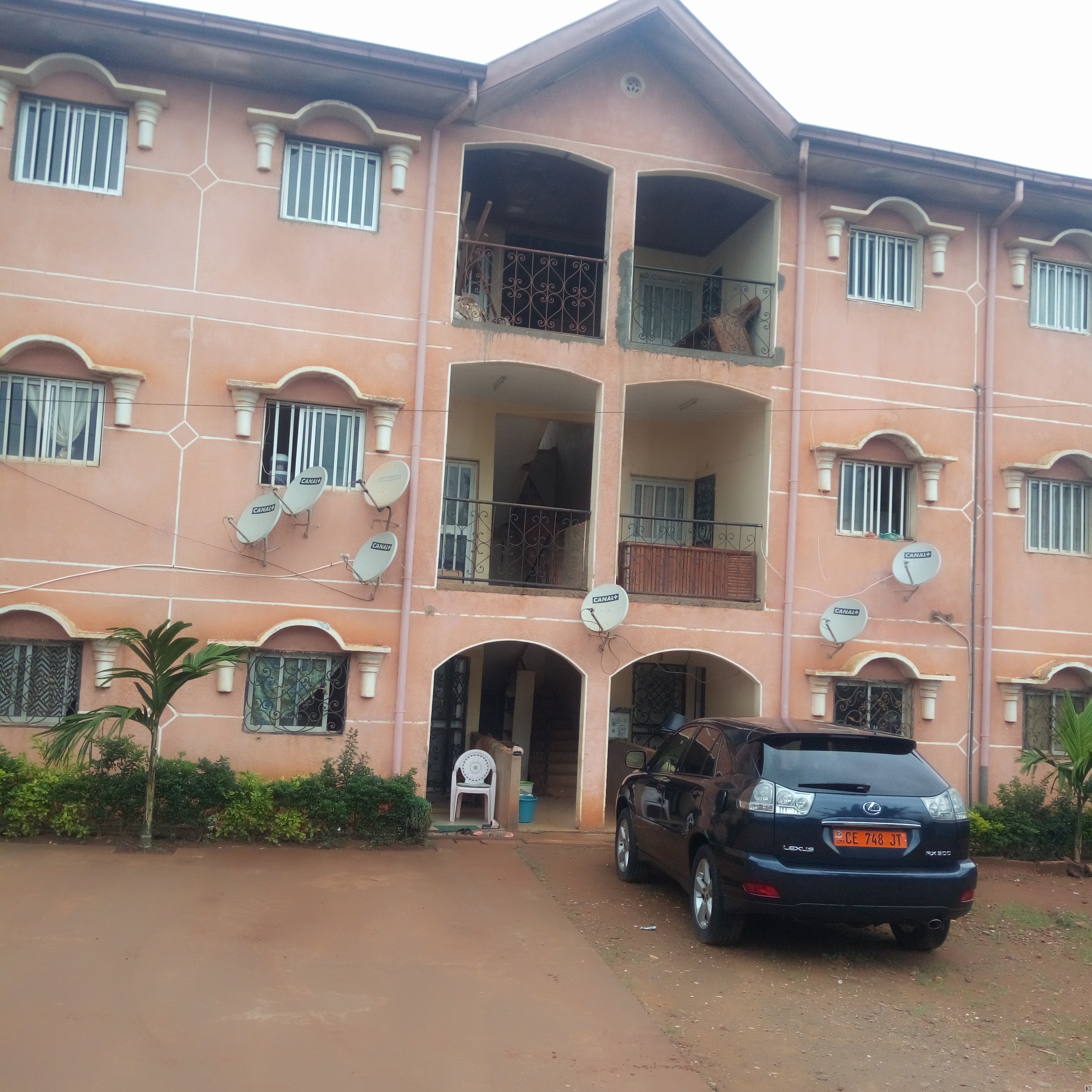 Main image of 3 Immeubles R+2 dans une concession de 1260m2, à  vendre à  Ekoumdoum.