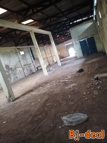 Image principale de Entrepôt avec plus toilettes à louer à Titi