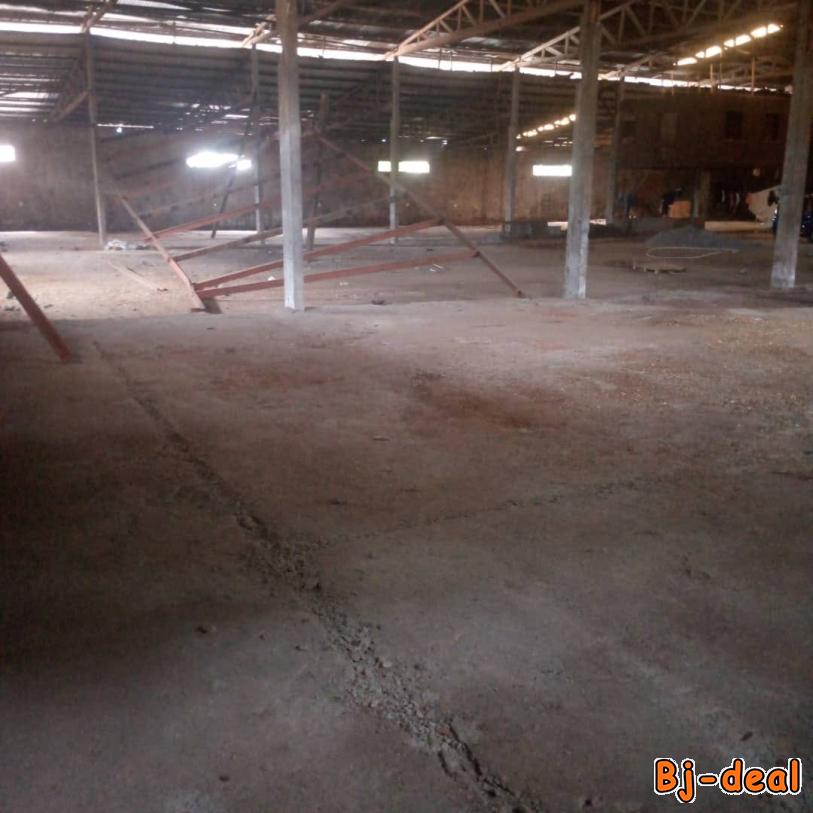 Image principale de Entrepôt avec 2 bureaux plus toilettes à louer