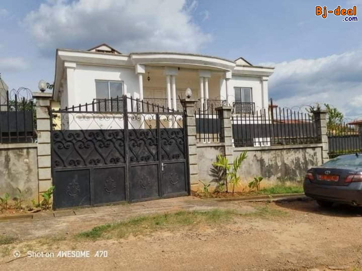 Image principale de Beau Duplex titré à vendre à Odza auberge bleu avec parking forage