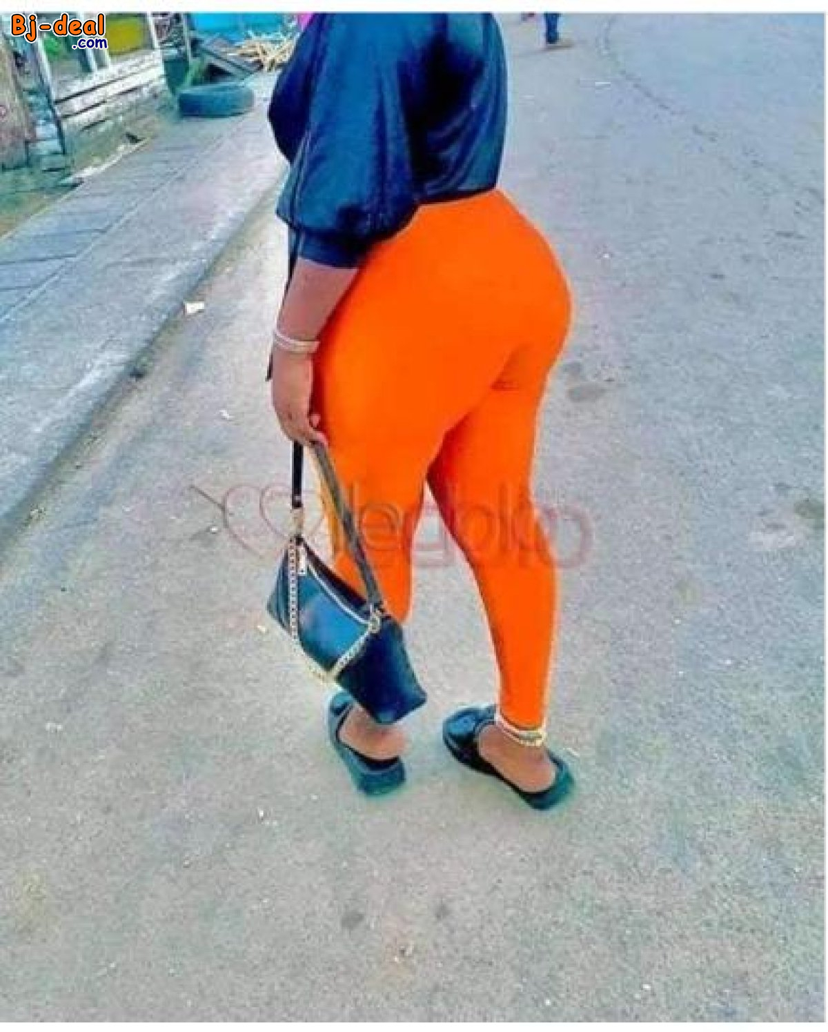 Main image of Mini apoutchou Congolaise de passage dans la ville