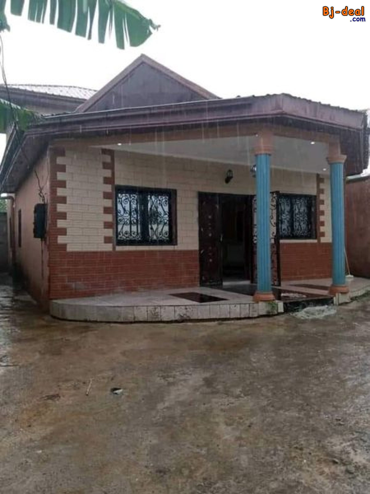 Image principale de Jolie villa titrée à vendre à Mbankolo avec piscine parking