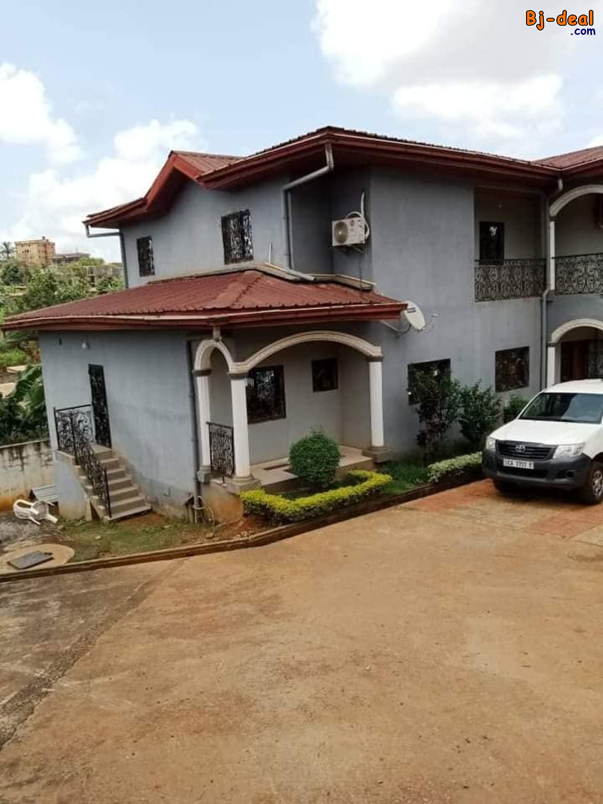 Image principale de Triplex titré avec clim,eau chaude parking espace vert à vendre à Mimboman Yaoundé