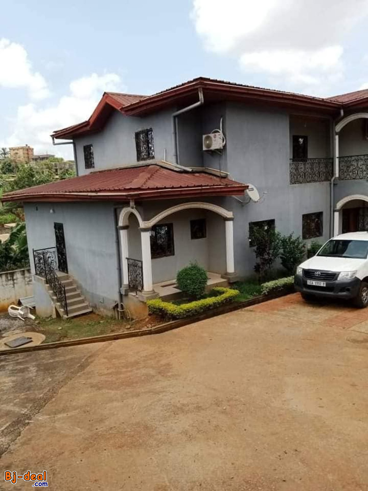 Image principale de Magnifique triplex titré avec clim eau chaude à vendre à Mimboman Yaoundé