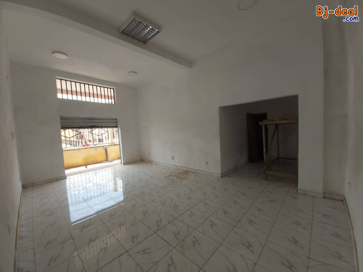 Image principale de Boutiques à louer au Biyem-Assi avec Affluence