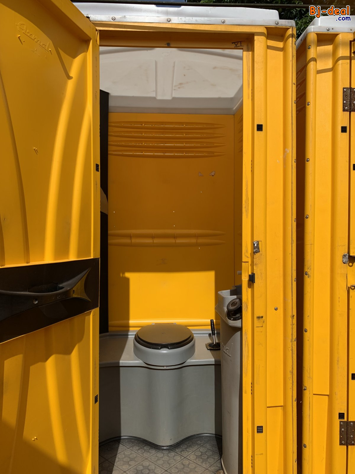 Main image of Location des toilettes mobiles avec éclairage entretien et livraison