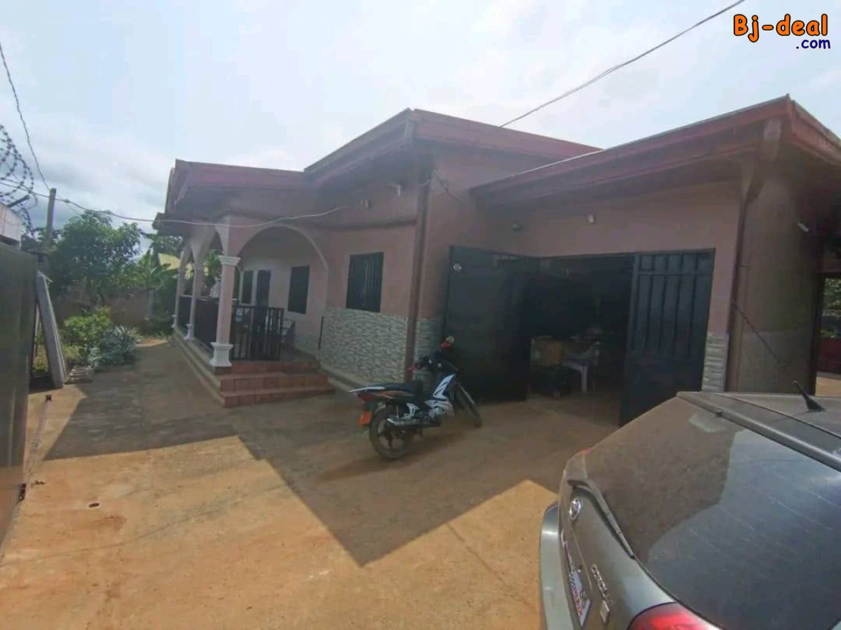 Image principale de Villa titrée avec forage parking à vendre à Messassi Nyom