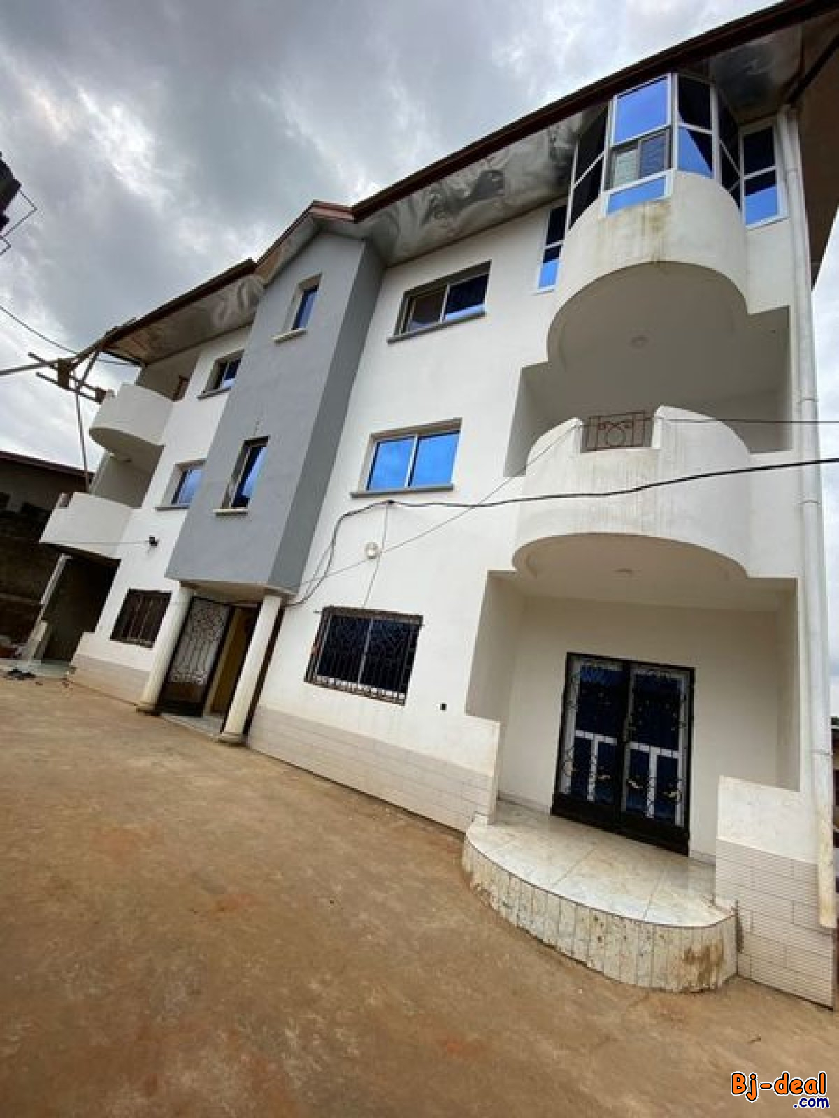 Image principale de Vaste Appartement neuf  haut standing avec gardien parking à Mvan complexe Beac