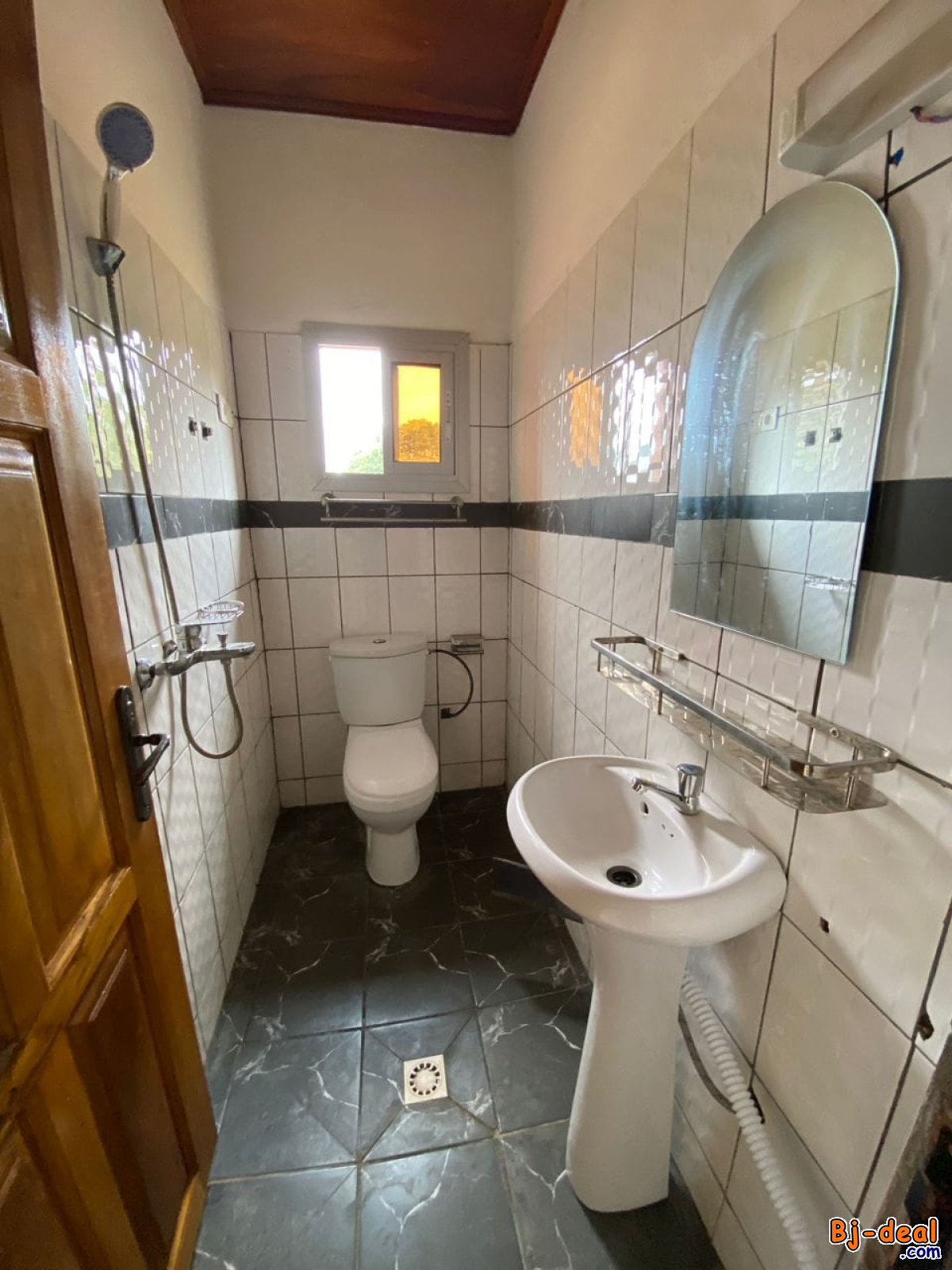 Image principale de Vaste Appartement avec parking forage à Mendong.