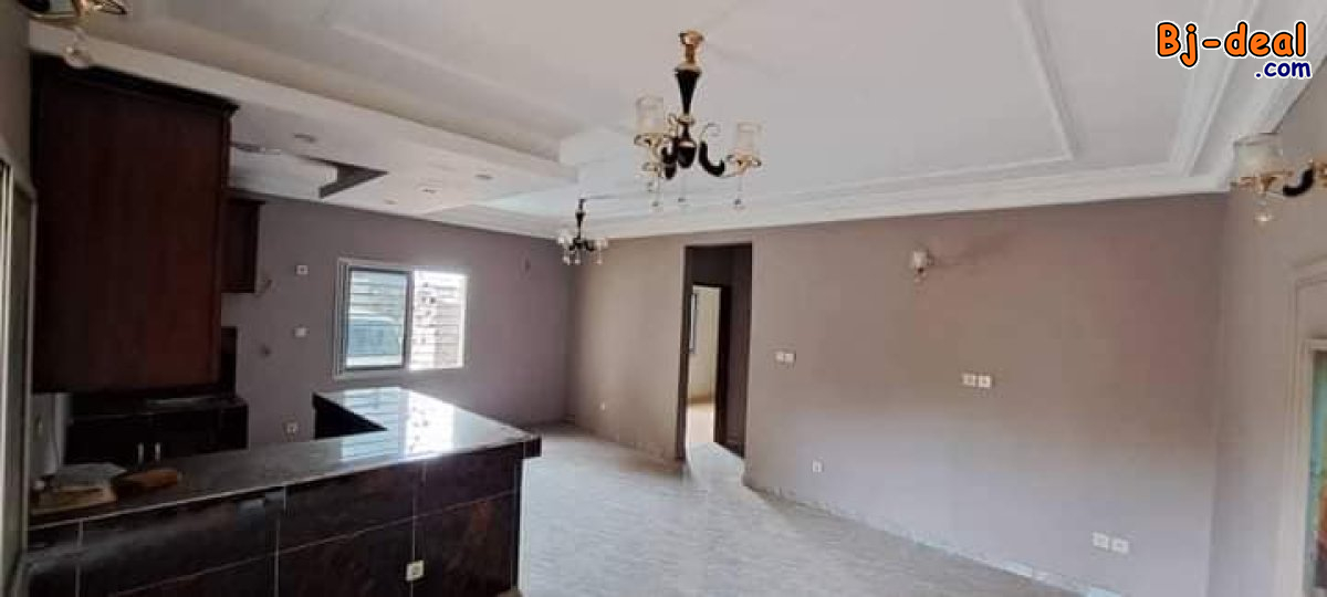 Image principale de appartement neuf avec gardien forage parking à Odza petit marché Moto 200F