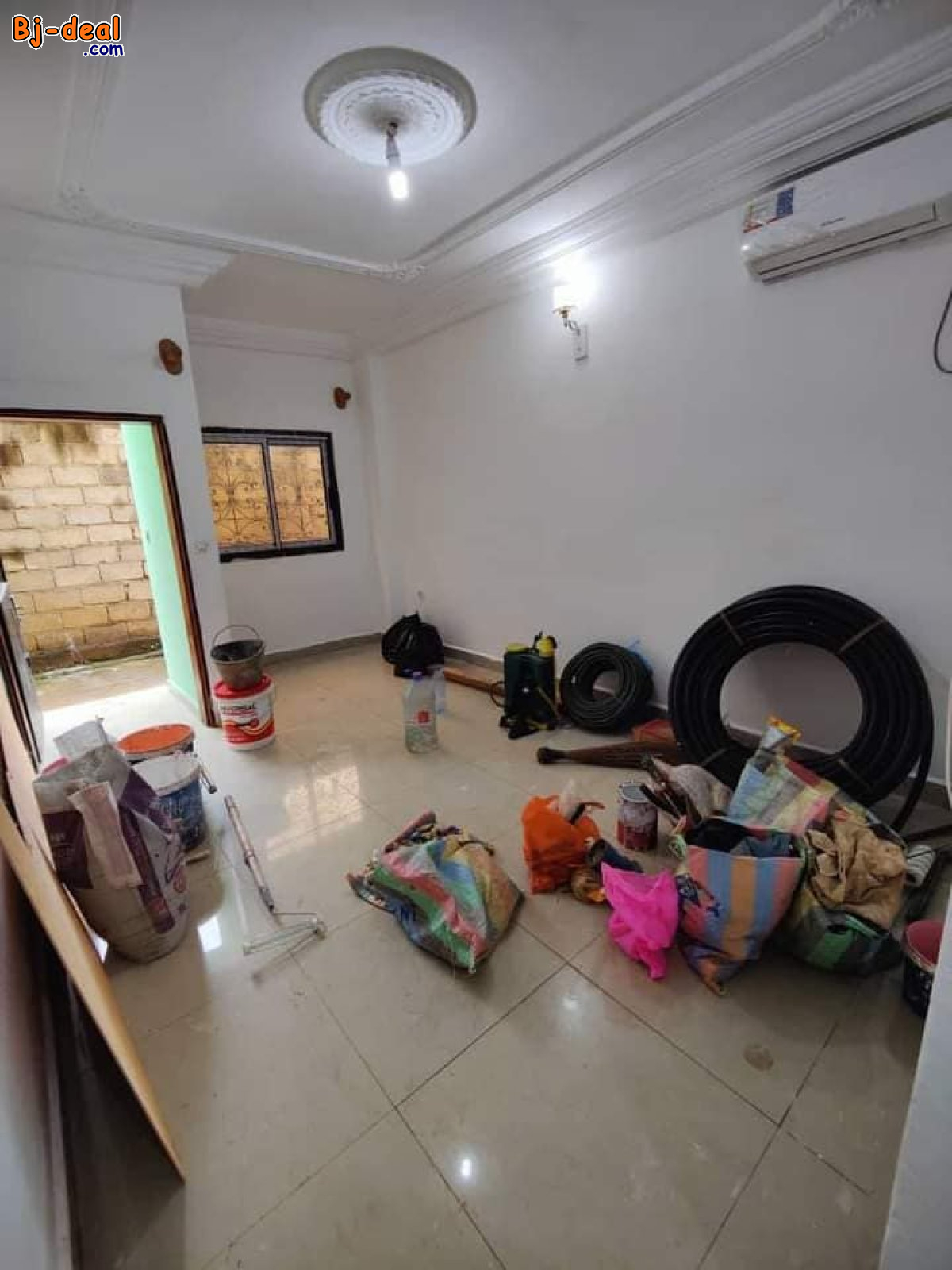 Image principale de Studio avec clim, eau chaude parking à Emana. Moto