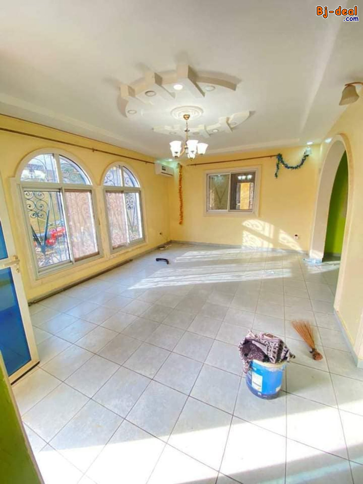 Image principale de Duplex en bordure de route avec clim eau chaude baignoire parking à Etoudi