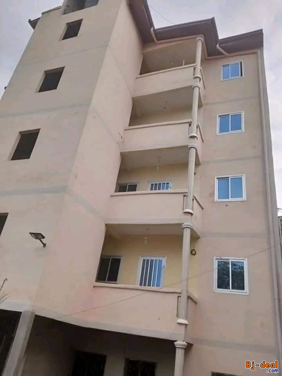 Image principale de Appartement neuf avec parking à Tsinga village. Moto