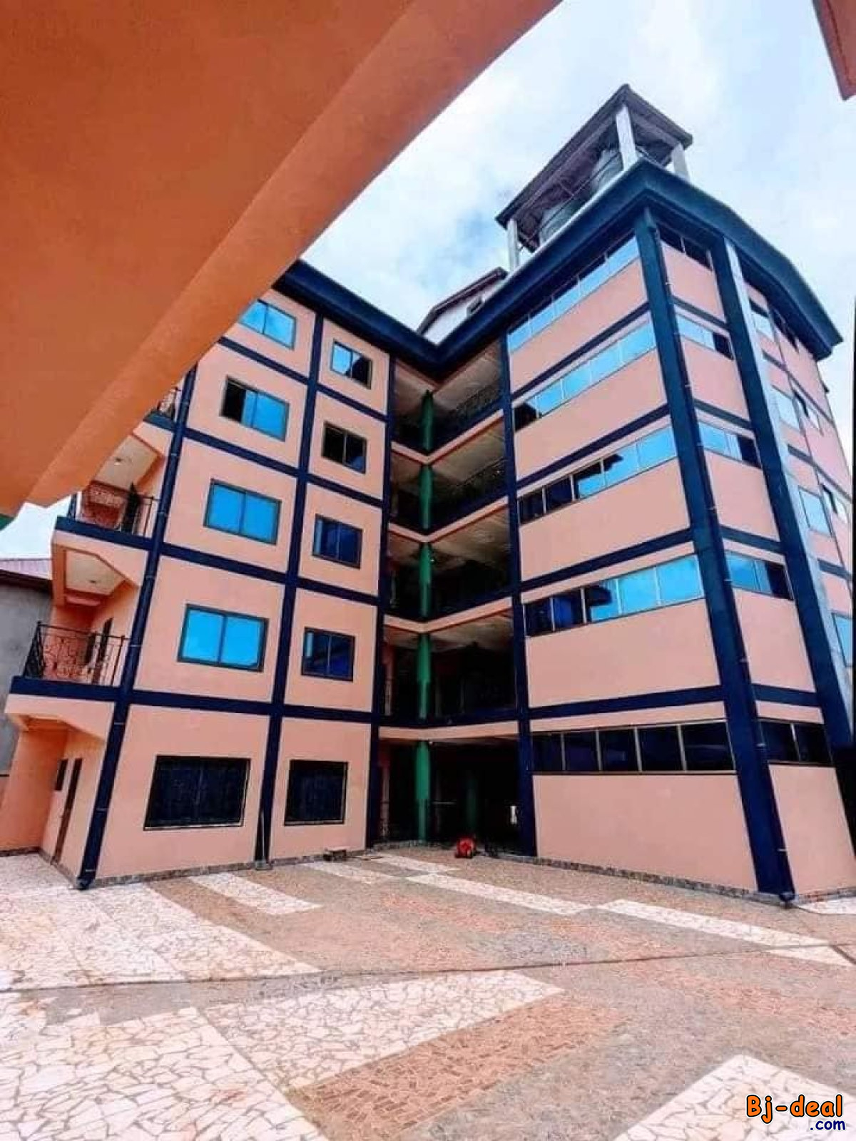 Image principale de Appartement haut standing avec gardien forage parking à Odza petit marché.Moto