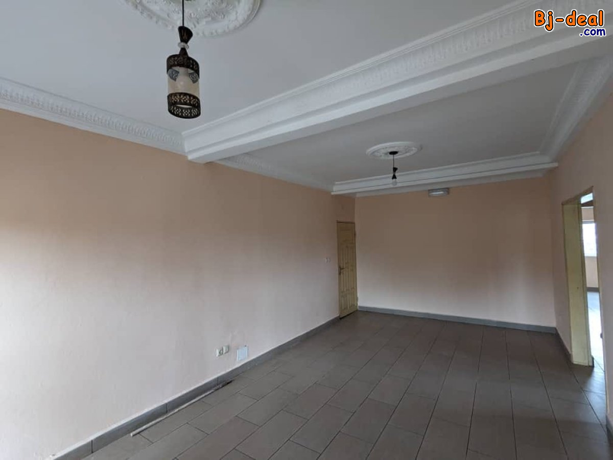 Image principale de Appartement avec gardien, forage parking à Essomba. Accès à pieds