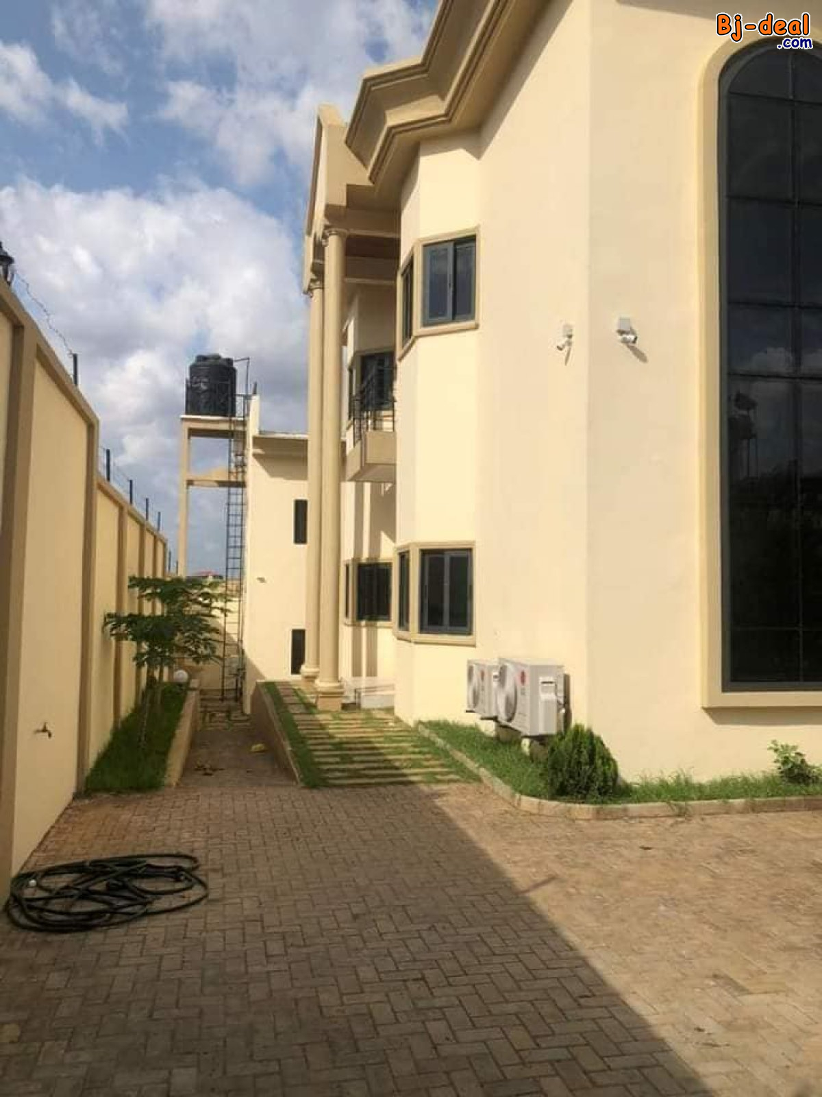 Image principale de YAOUNDÉ ODZA petit marchée Duplex haut standing nouvellement construit  À vendre