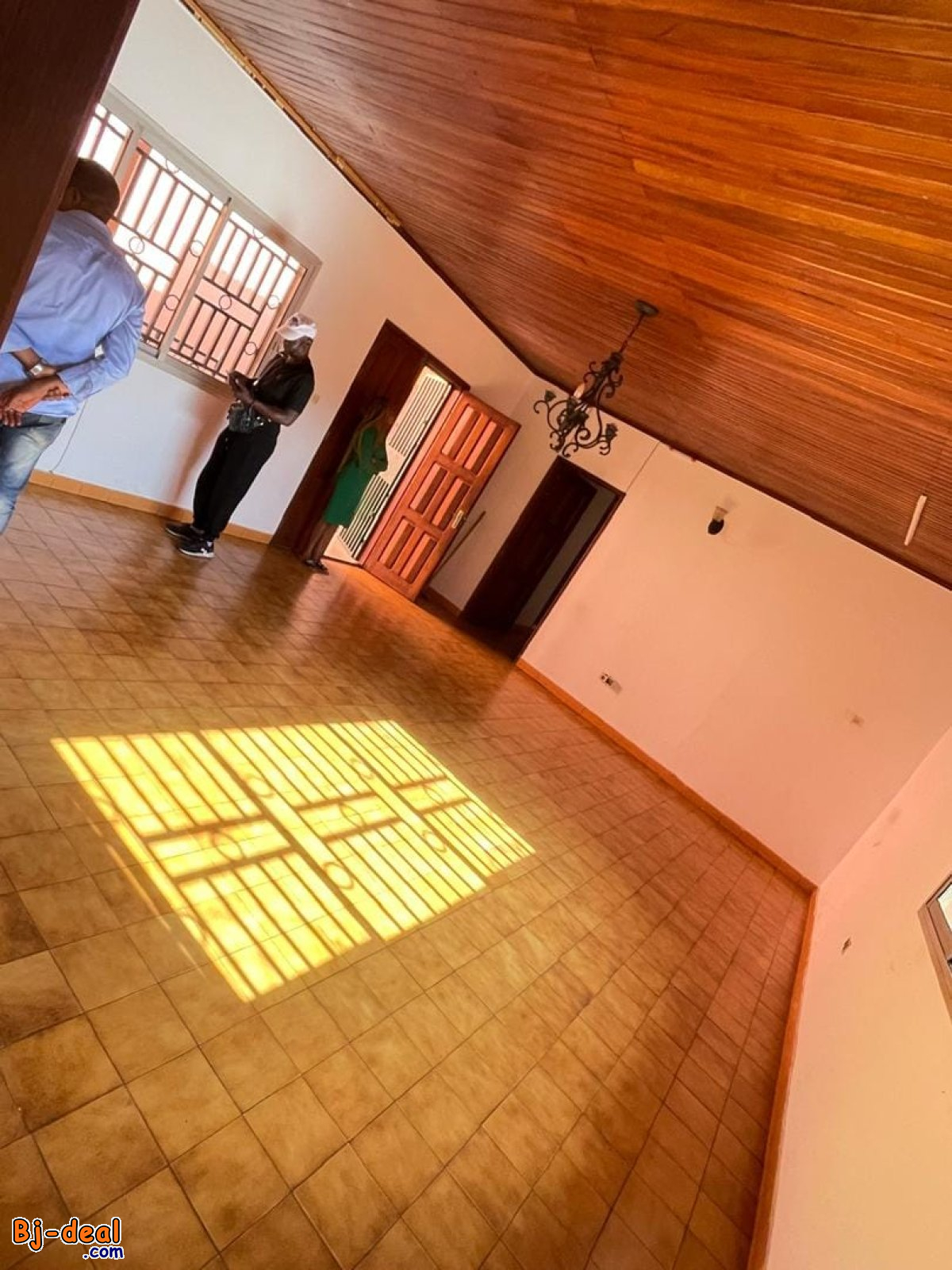 Image principale de Grande villa avec clim panneaux solaires interphone parking à l&amp;#039;entrée Nkolmesseng