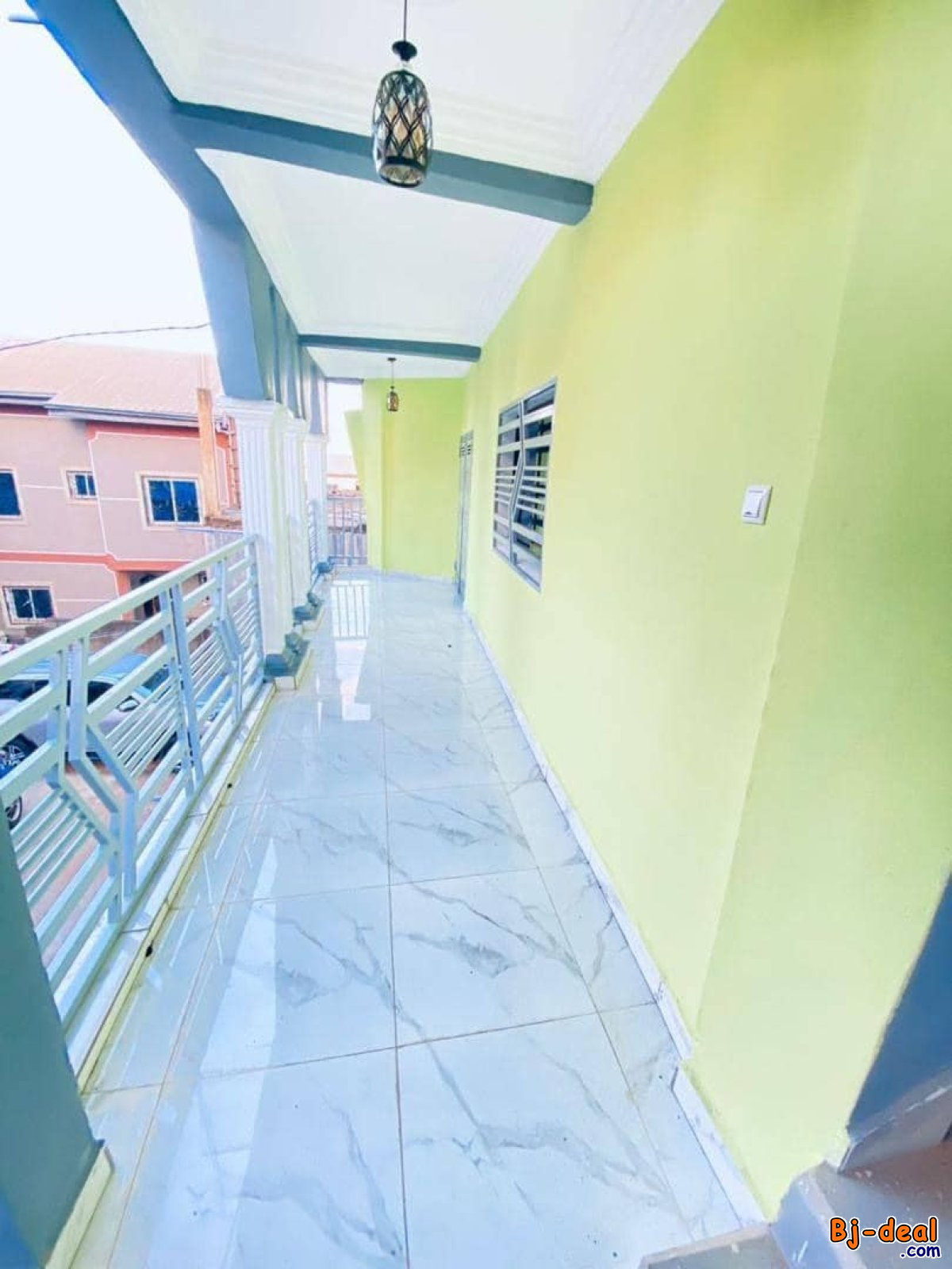 Image principale de appartement neuf haut standing à Etoudi. Bordure de route