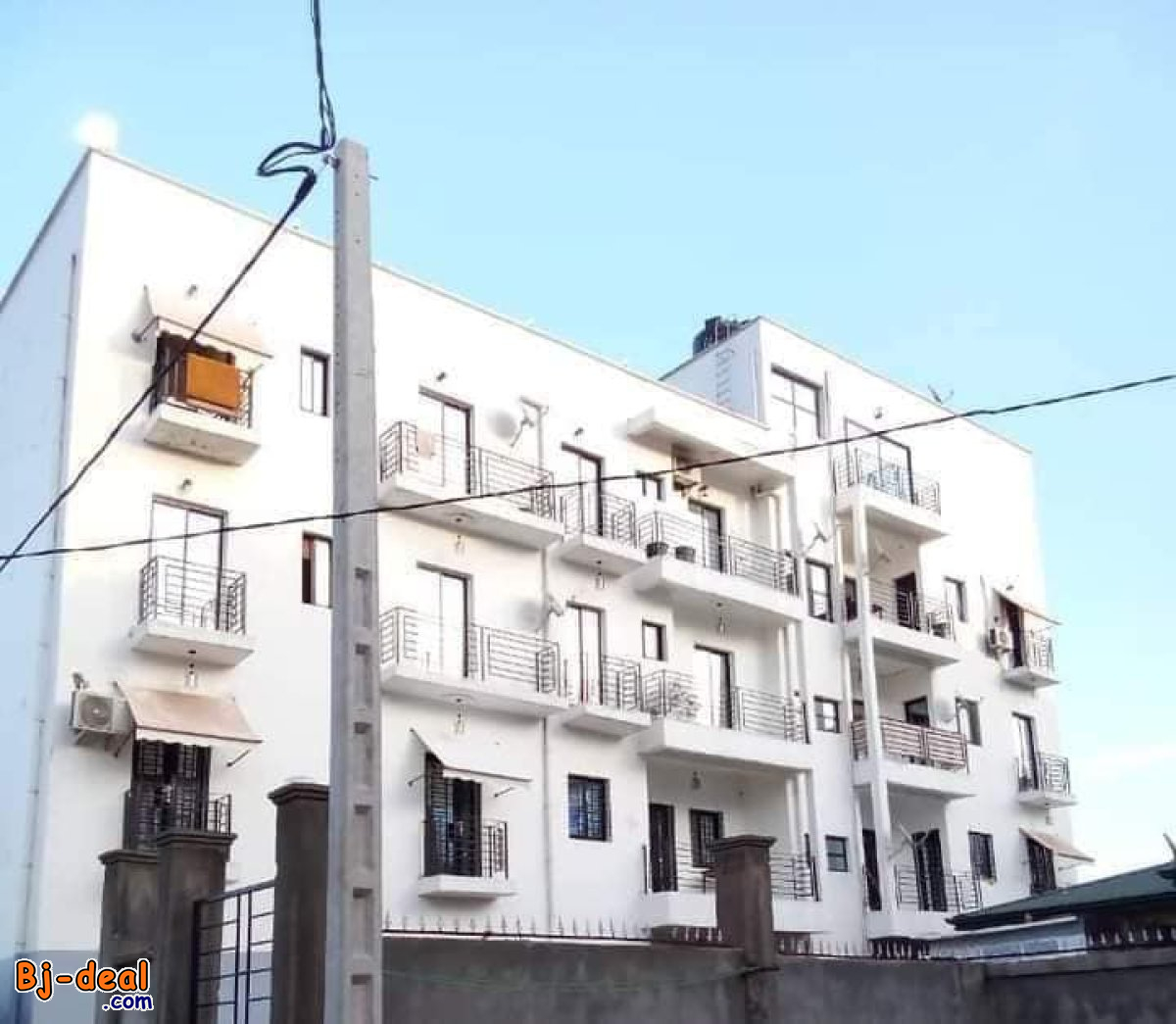 Image principale de Studio meublé haut standing à Bata Nlongkak bordure de route principale