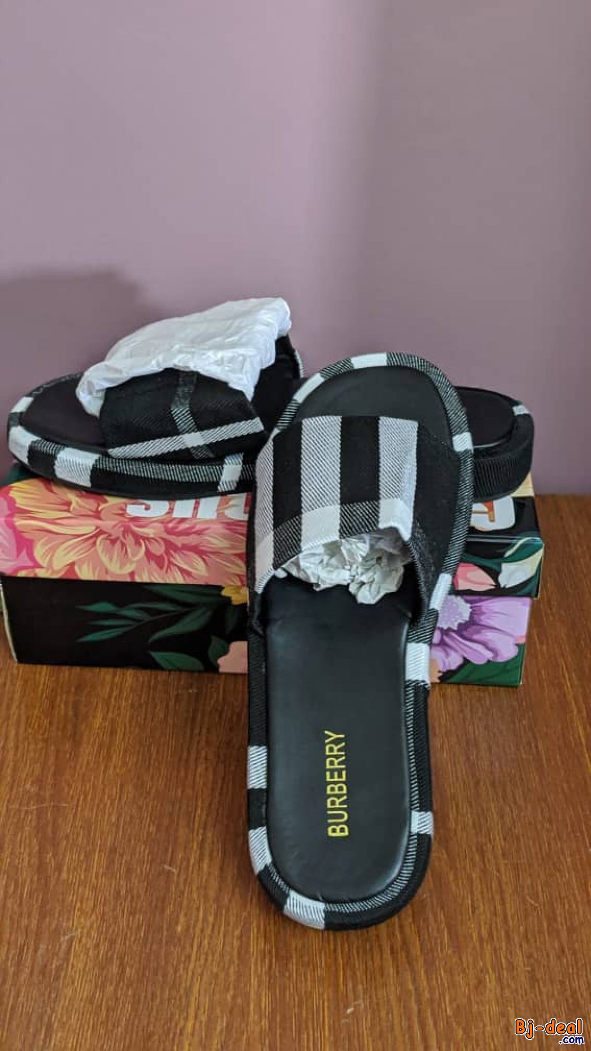 Image principale de Burberry slippers for women