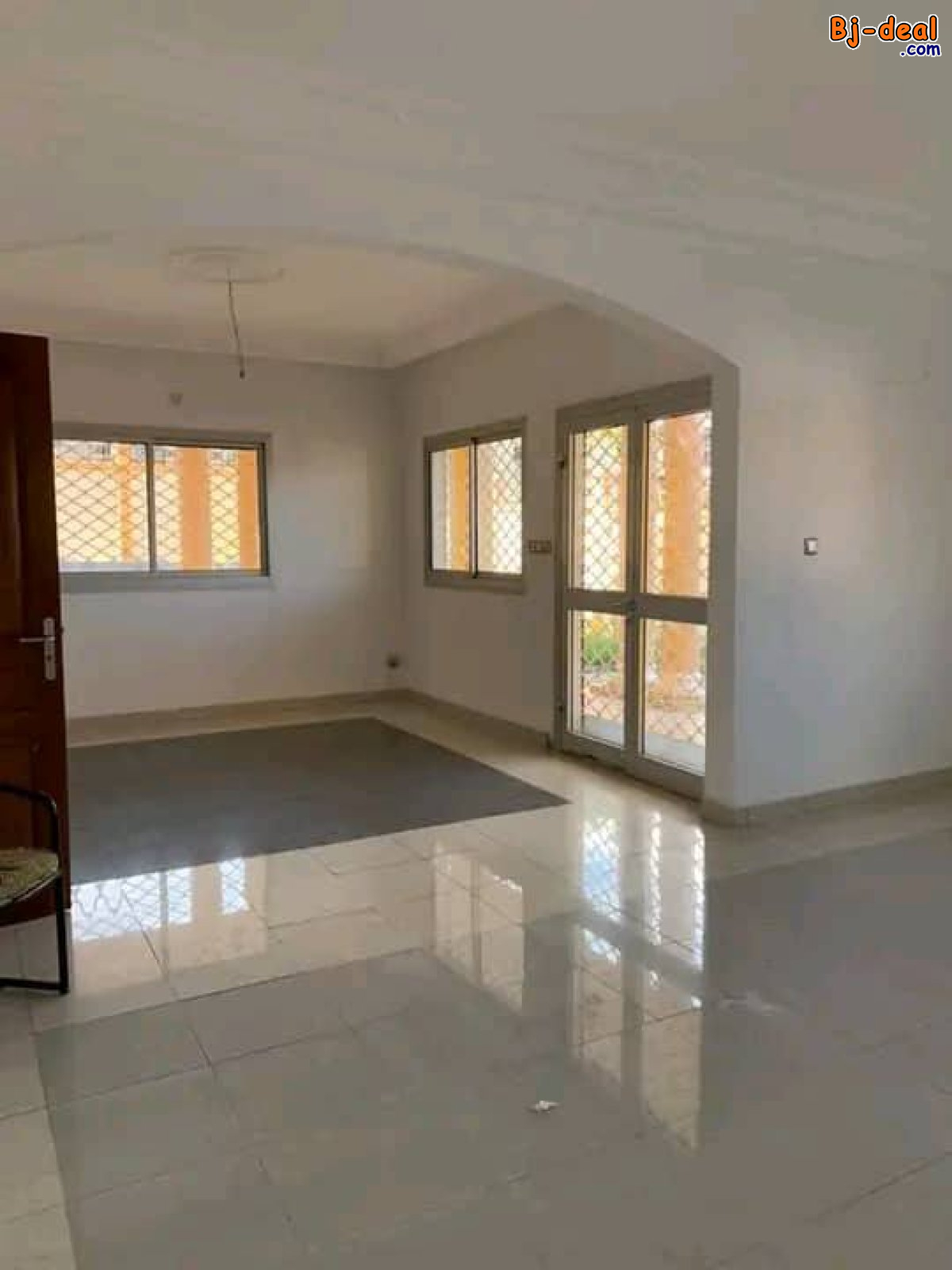 Image principale de Vaste duplex avec eau chaude parking gardien à Bastos.