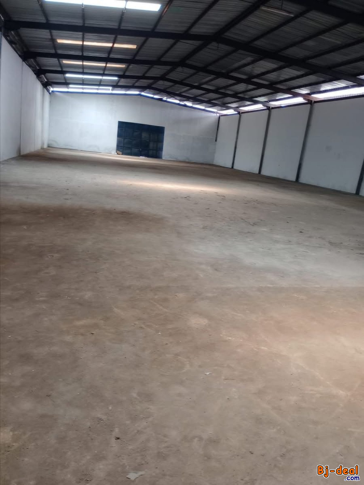 Image principale de Entrepôts, Magasin 2000m2 a Louer a Bonaberi Douala