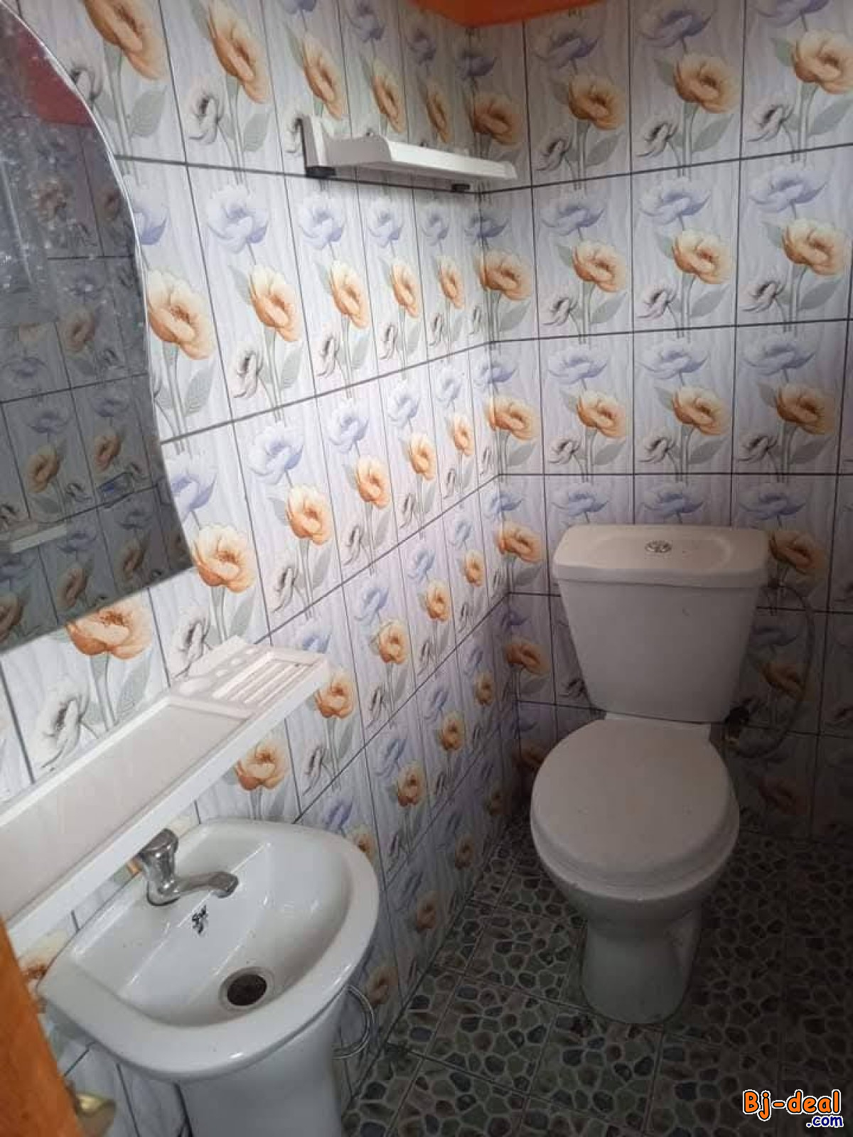 Image principale de Studio avec forage parking à Nkoabang.