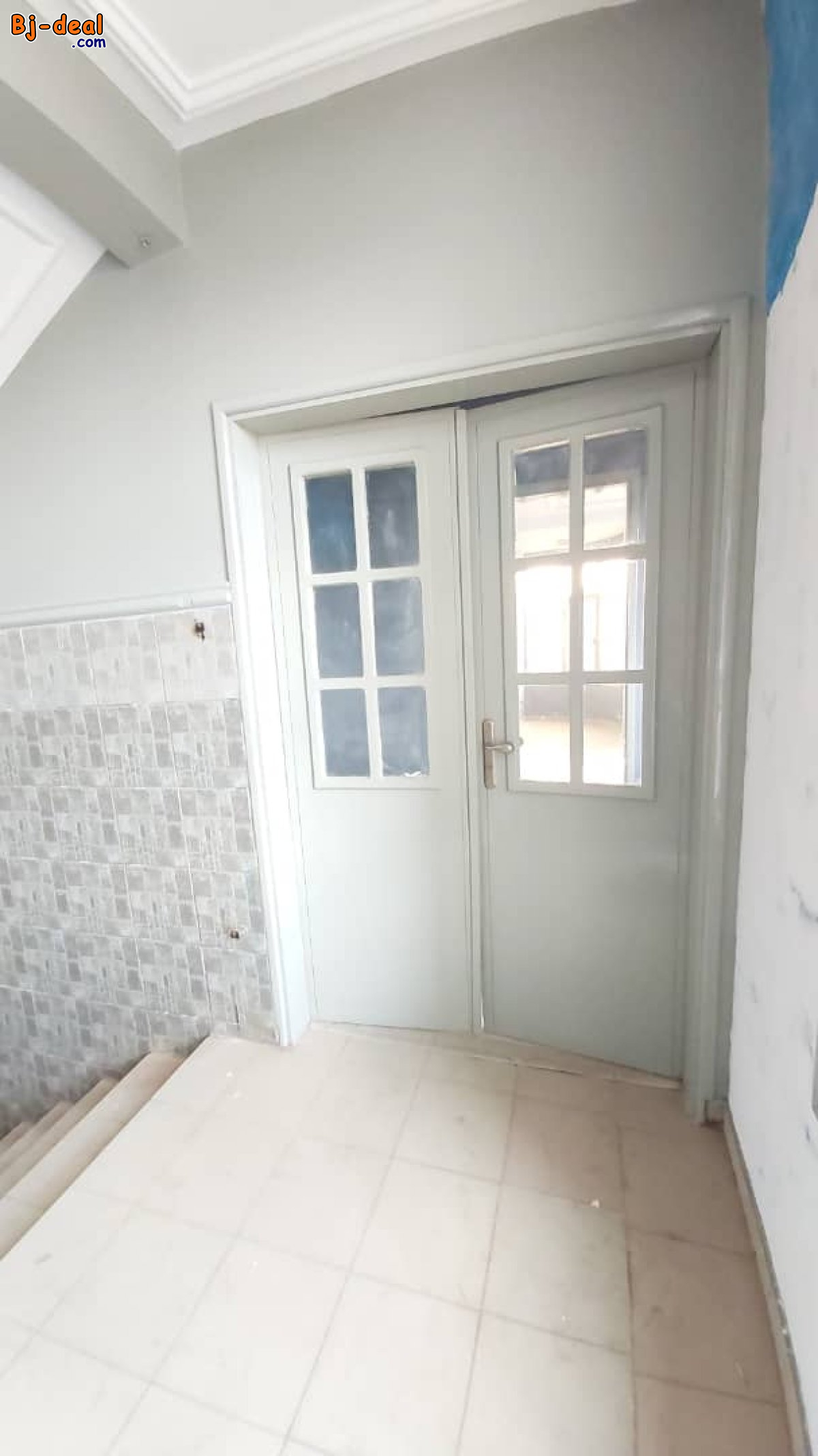 Image principale de Très Vaste Bureau à louer par Étage à Elig-Essono en Route