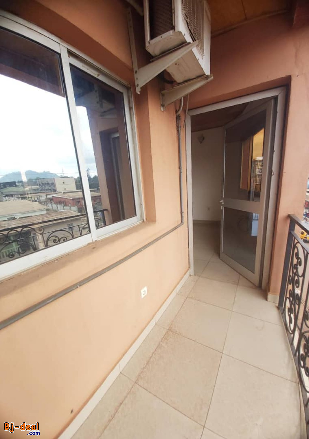 Image principale de Magnifique Bureau Haut Standing en Studio à louer à Biyem-Assi