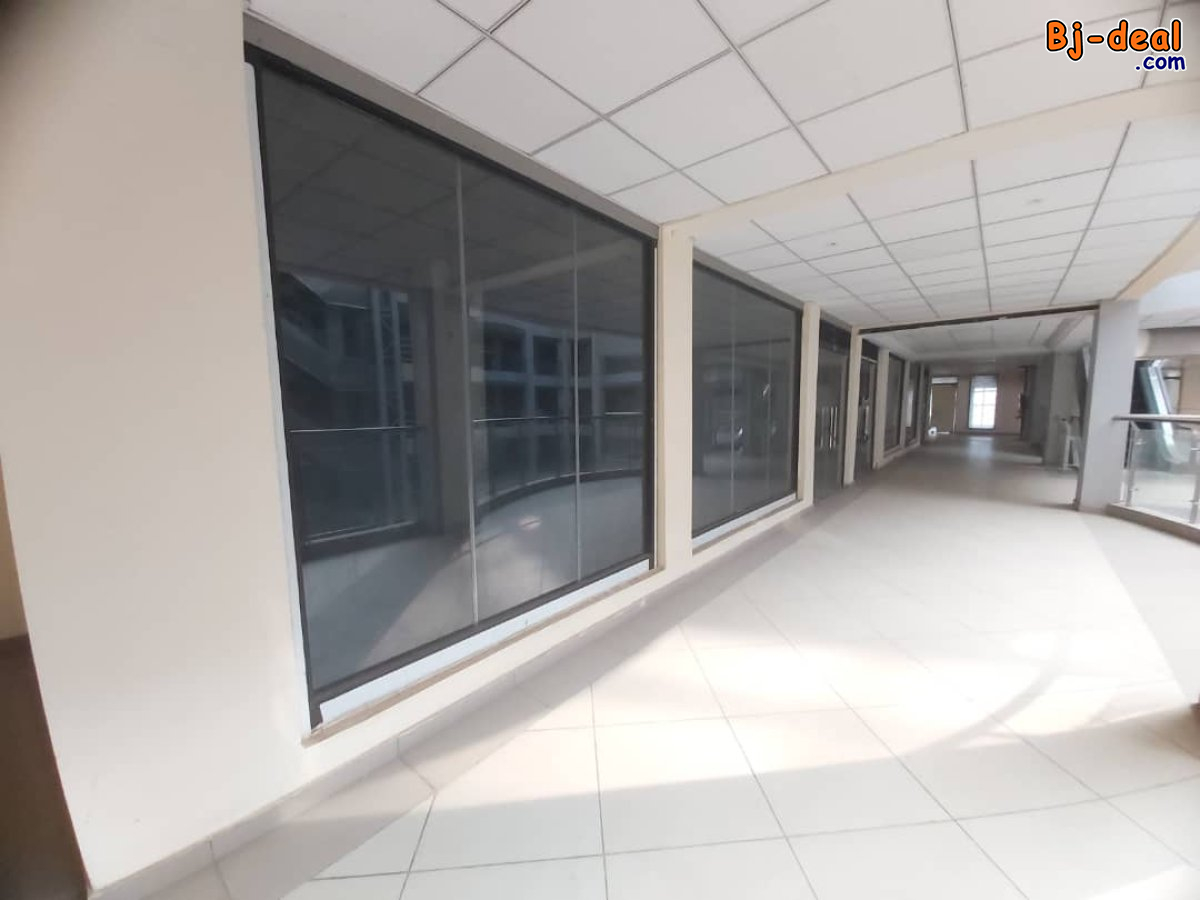 Image principale de Magnifique Espace Commercial à louer en plein Centre-Ville