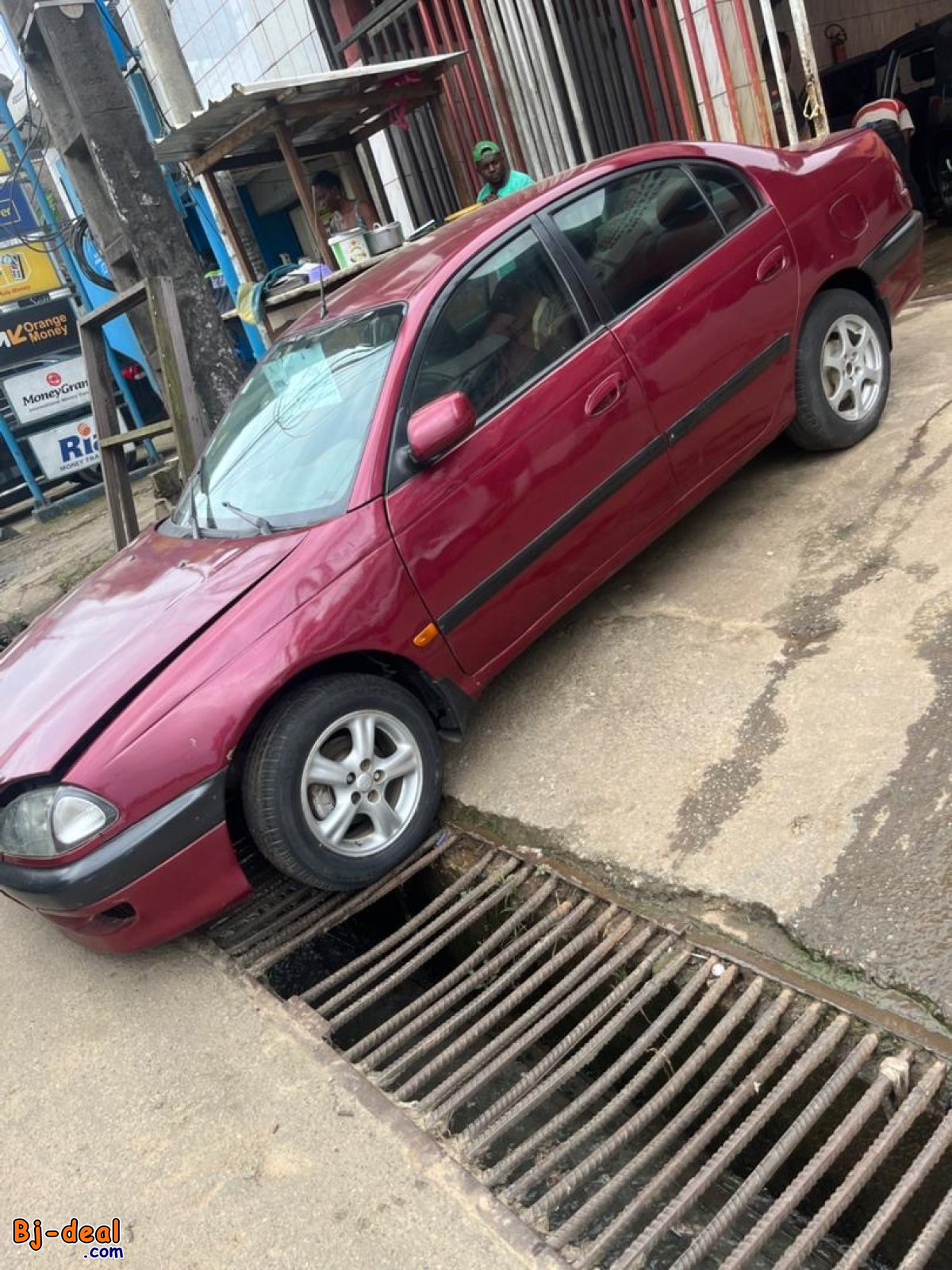 Main image of TOYOTA AVENSIS ANNÉE 1999