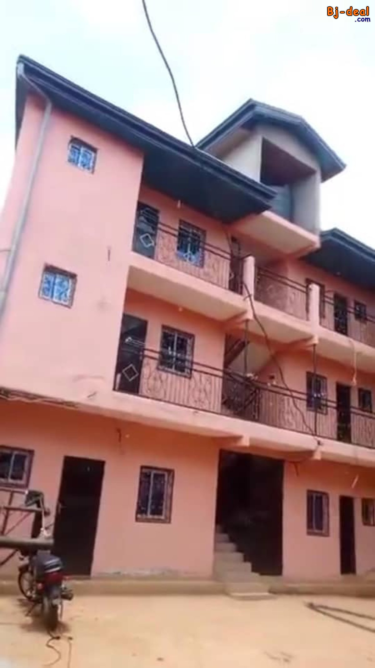 Image principale de Trois Immeubles Neufs de 608m² à vendre à Nomayos