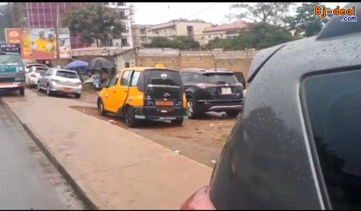 Image principale de Terrain Commercial Titré de 2000m² à vendre à Bastos