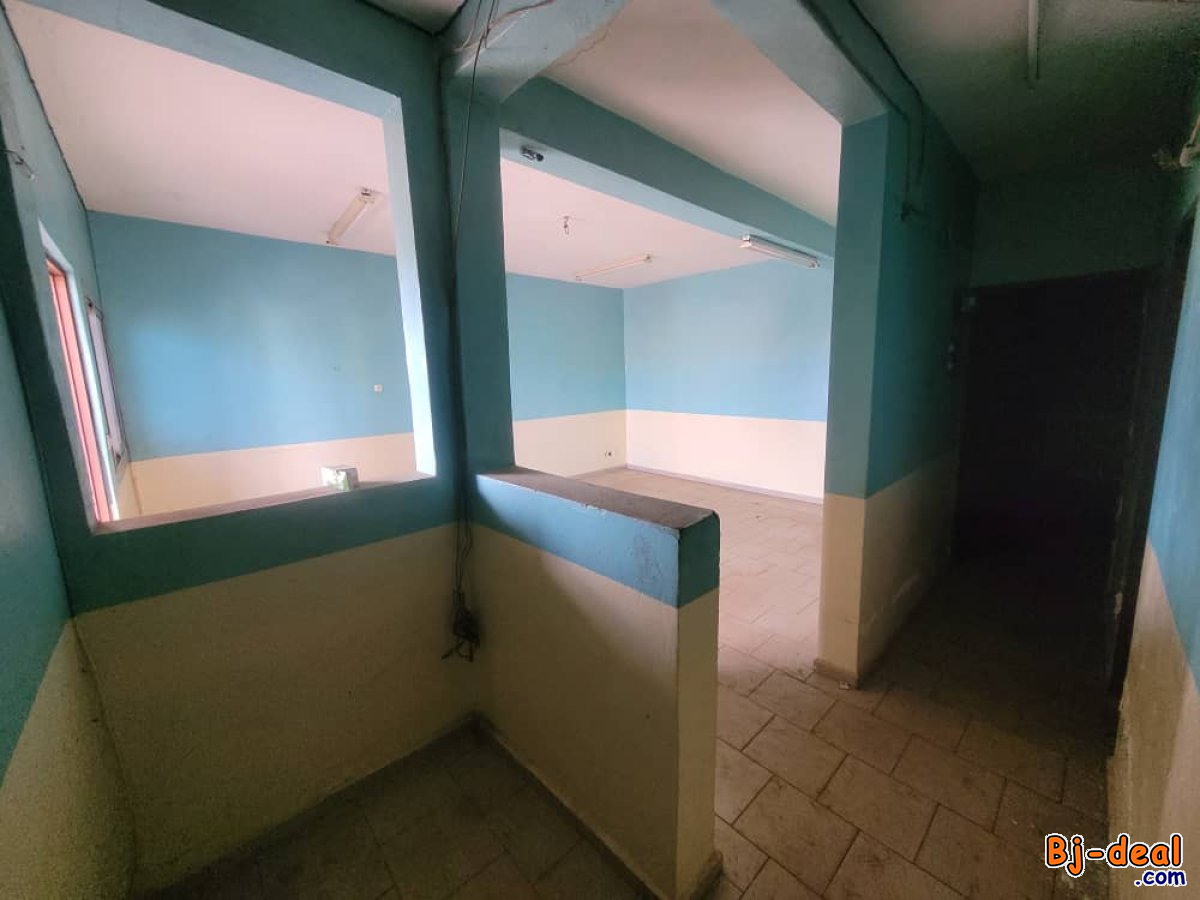 Image principale de Bureau Bon Standing à louer à Biyem-Assi