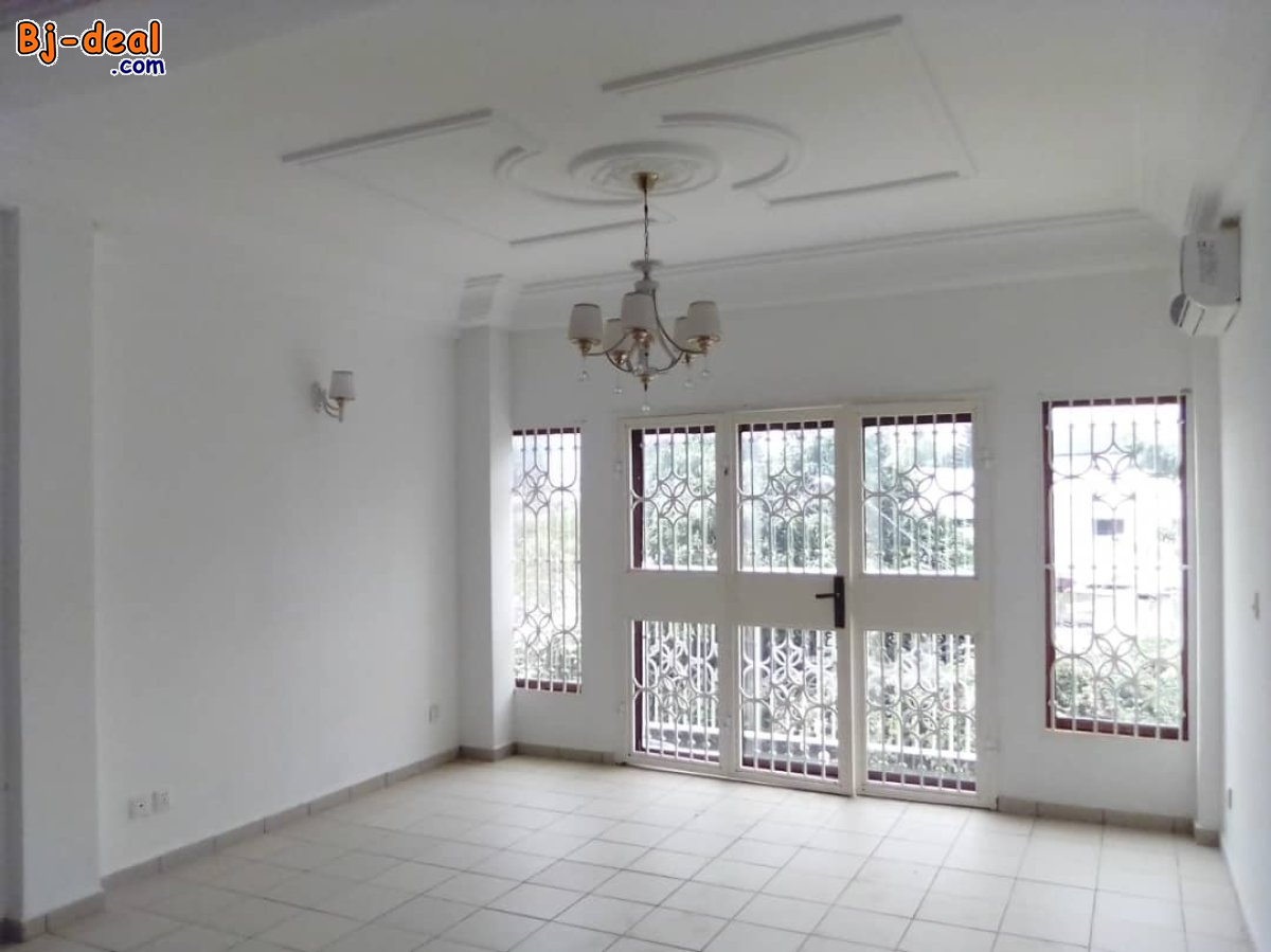 Image principale de Somptueux Immeuble R+6 Ultra VIP à vendre à Bastos