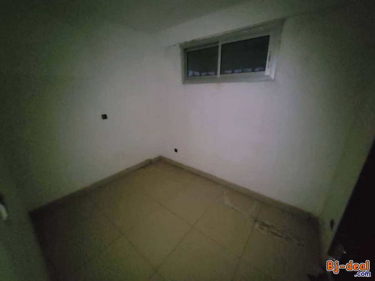 Image principale de Bureau Bon Standing en Studio à louer à Biyem-Assi