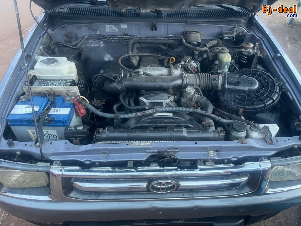 Image principale de Robuste Pick-up Hilux, Occasion d&amp;#039;Europe à vendre à Yaoundé