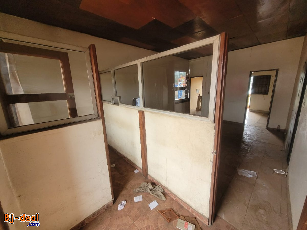 Image principale de Grand Bureau à louer à 5minutes du Centre-Ville Yaoundé