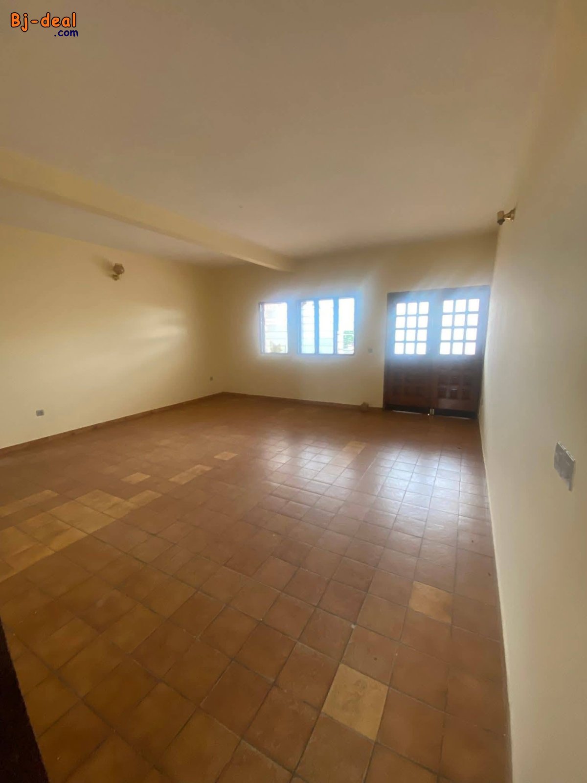 Image principale de Appartement en bordure de route pour bureaux ou habitation à Essos