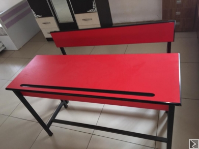 Image principale de table-banc moderne équipée