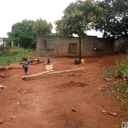 Main image of Terrain d'une superficie de 712m2 avec maison inachevée, titré , à  vendre