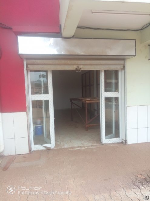 Image principale de Grand local commercial avec grande terrasse