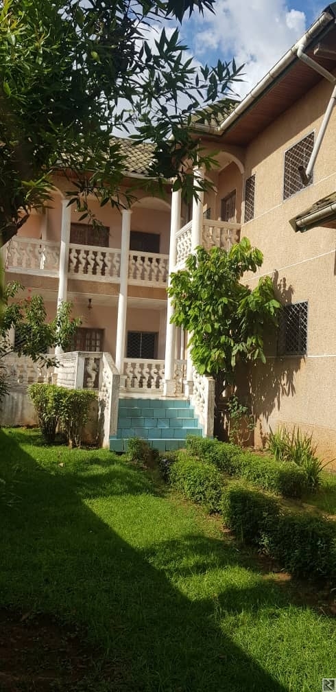 Main image of Duplex a vendre a Odza 8 chambres 8 douches 2 sa