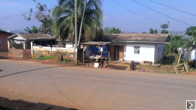 Main image of Camp de 3 appartements, bà¢ti sur 418m2 à  vendre au quartier EFOULAN, en bordure de goudron.