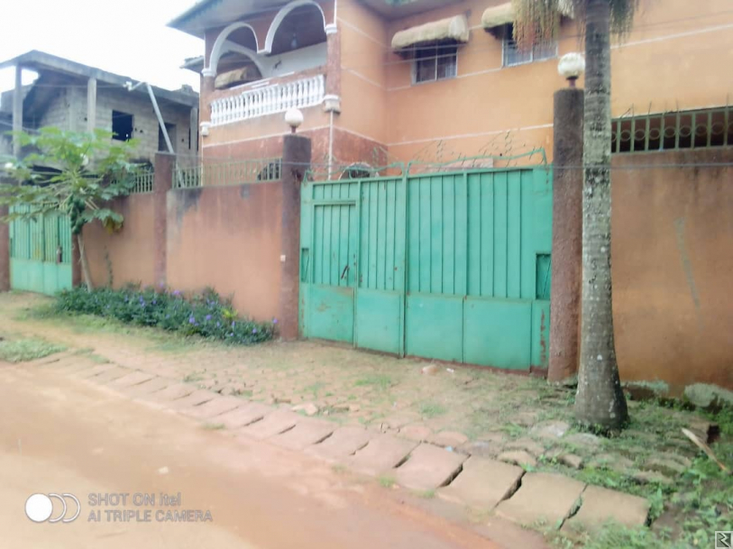 Main image of Immeuble avec dépendances titré à  vendre